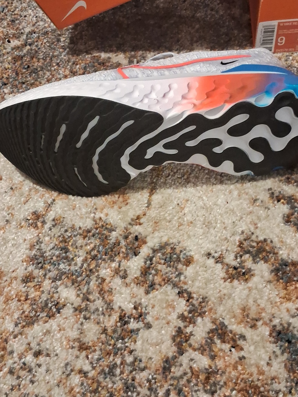 Nike Light Gray Running Shoes with Coral & Blue Accents/Nike REACT INFINITY RUN⭐ - Picture 5 of 8